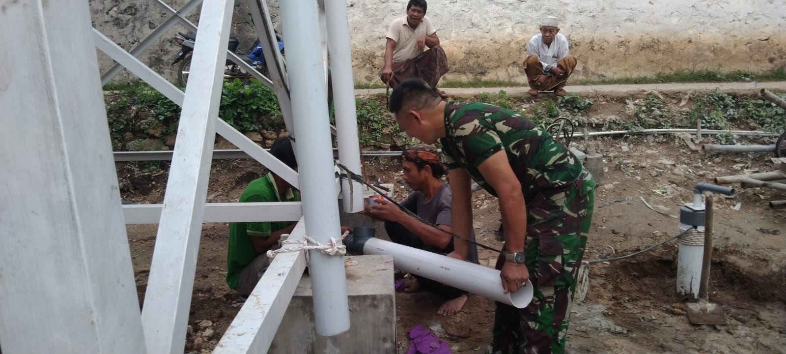 Babinsa Karduluk Bantu  Pasang Pipa Air Bersih Milik Warga Binaan