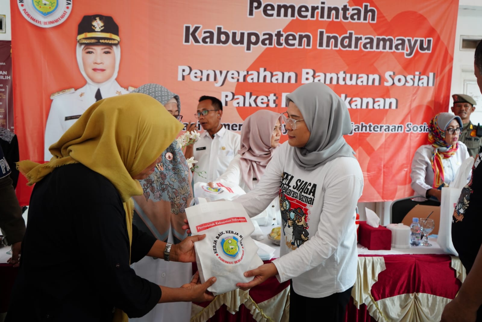 Salurkan Paket Permakanan, Bupati Nina Agustina Berbagi Bahagia Bersama 75 Lansia