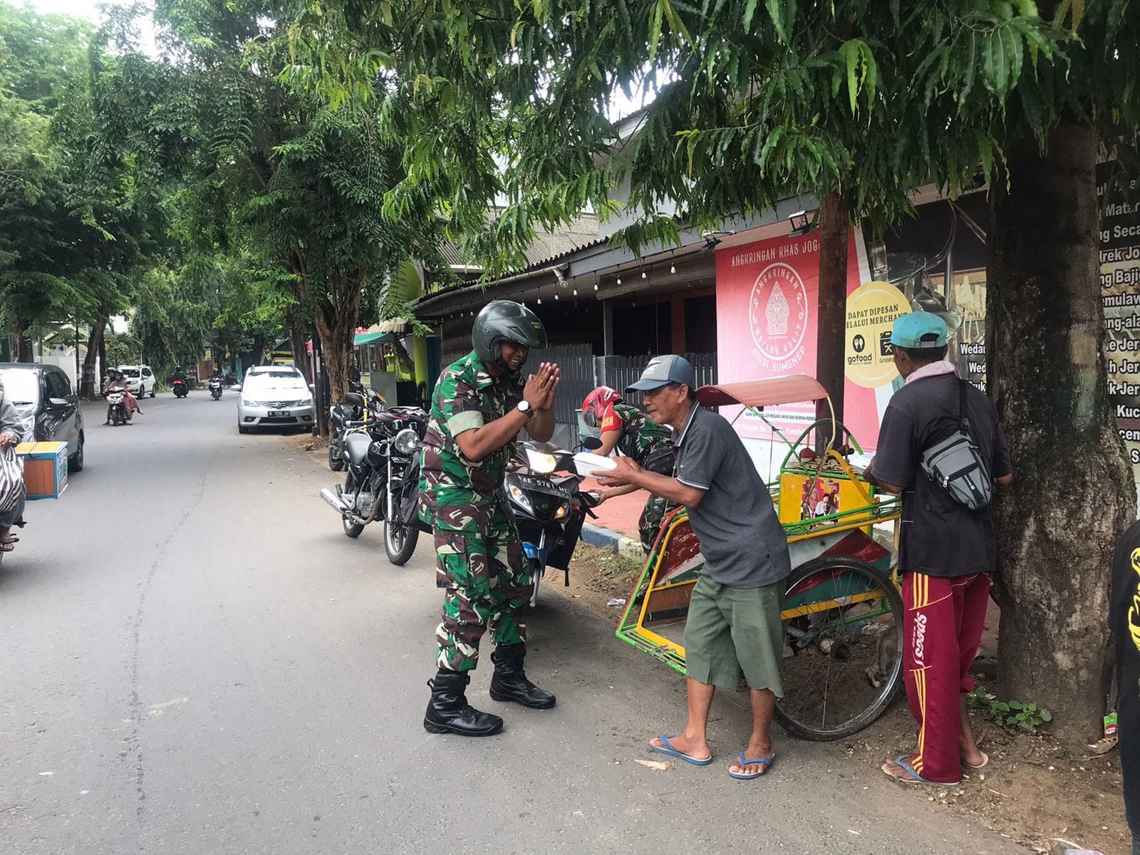 Jum’at Berkah, Koramil 0827/01 Kota Bagikan 200 Nasi Bungkus Untuk Tukang Becak