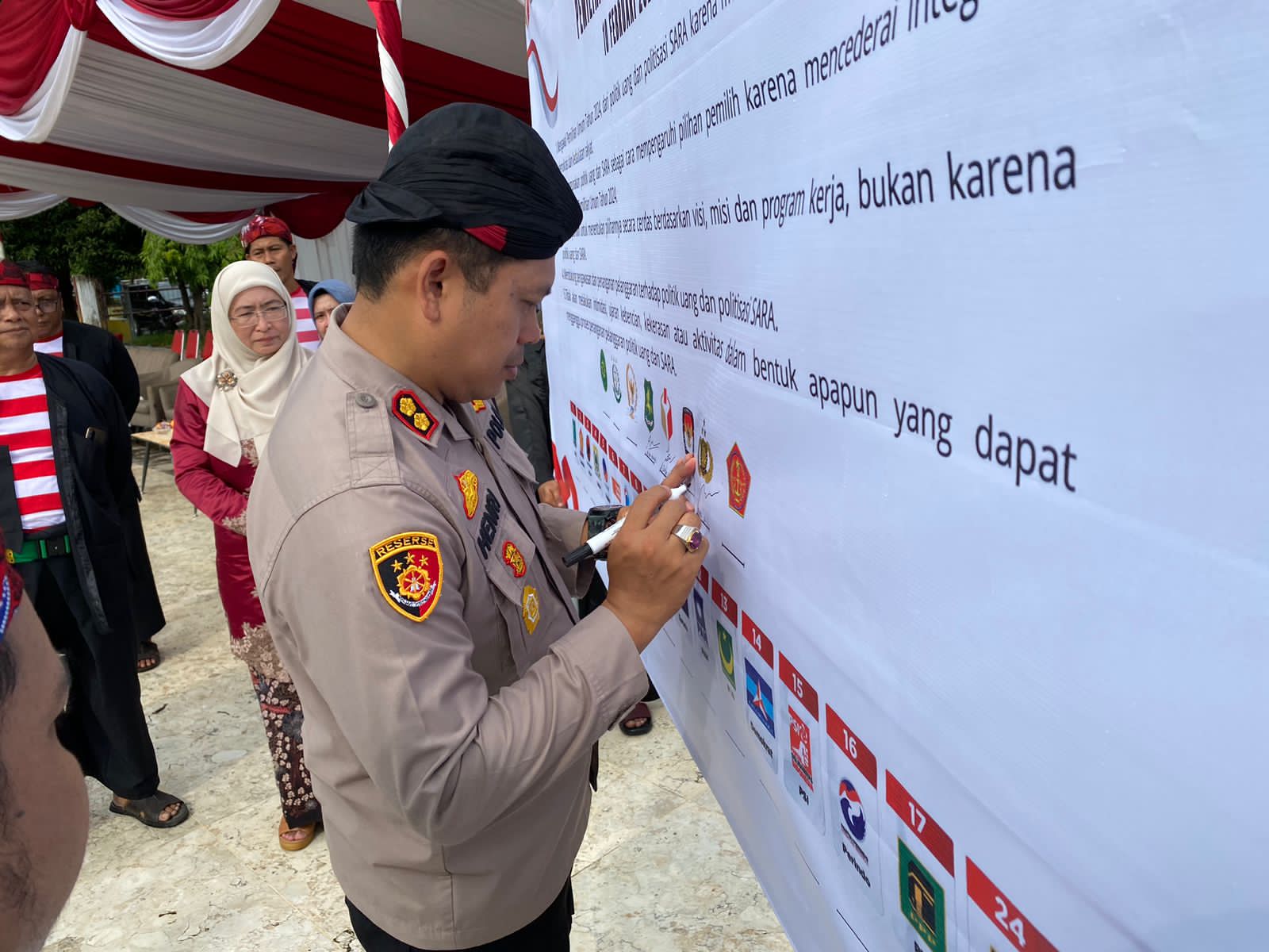 Kapolres Sumenep Apresiasi  Apel Siaga Pengawasan Masa Tenang Dan Deklarasi Damai Pemilu 2024