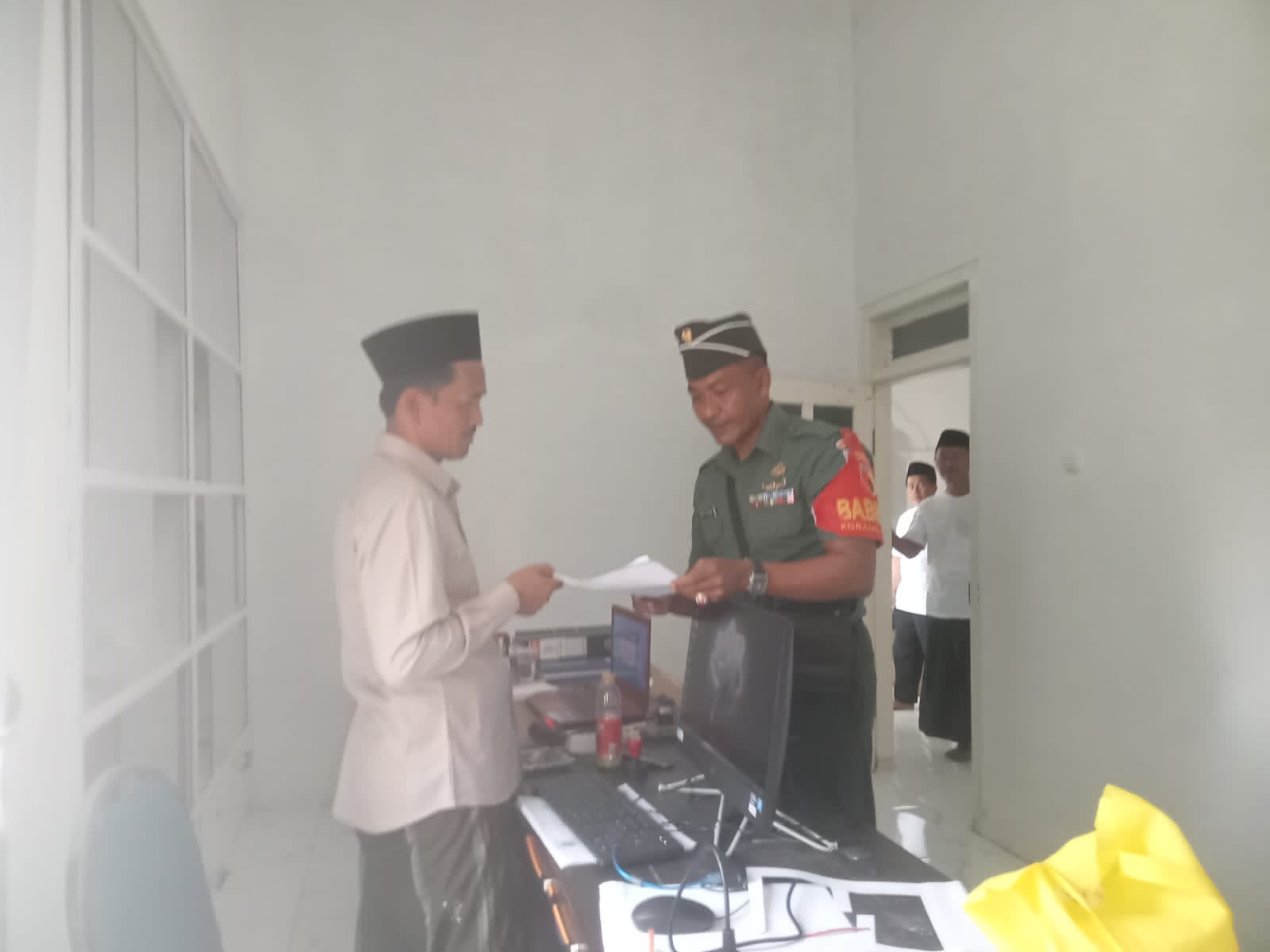 Perbarui Data Masyarakat, Babinsa Koramil 0827/07 Guluk-Guluk Lakukan Puldata Ter Perbarui Data Masyarakat, Babinsa Koramil 0827/07 Guluk-Guluk Lakukan Puldata Ter