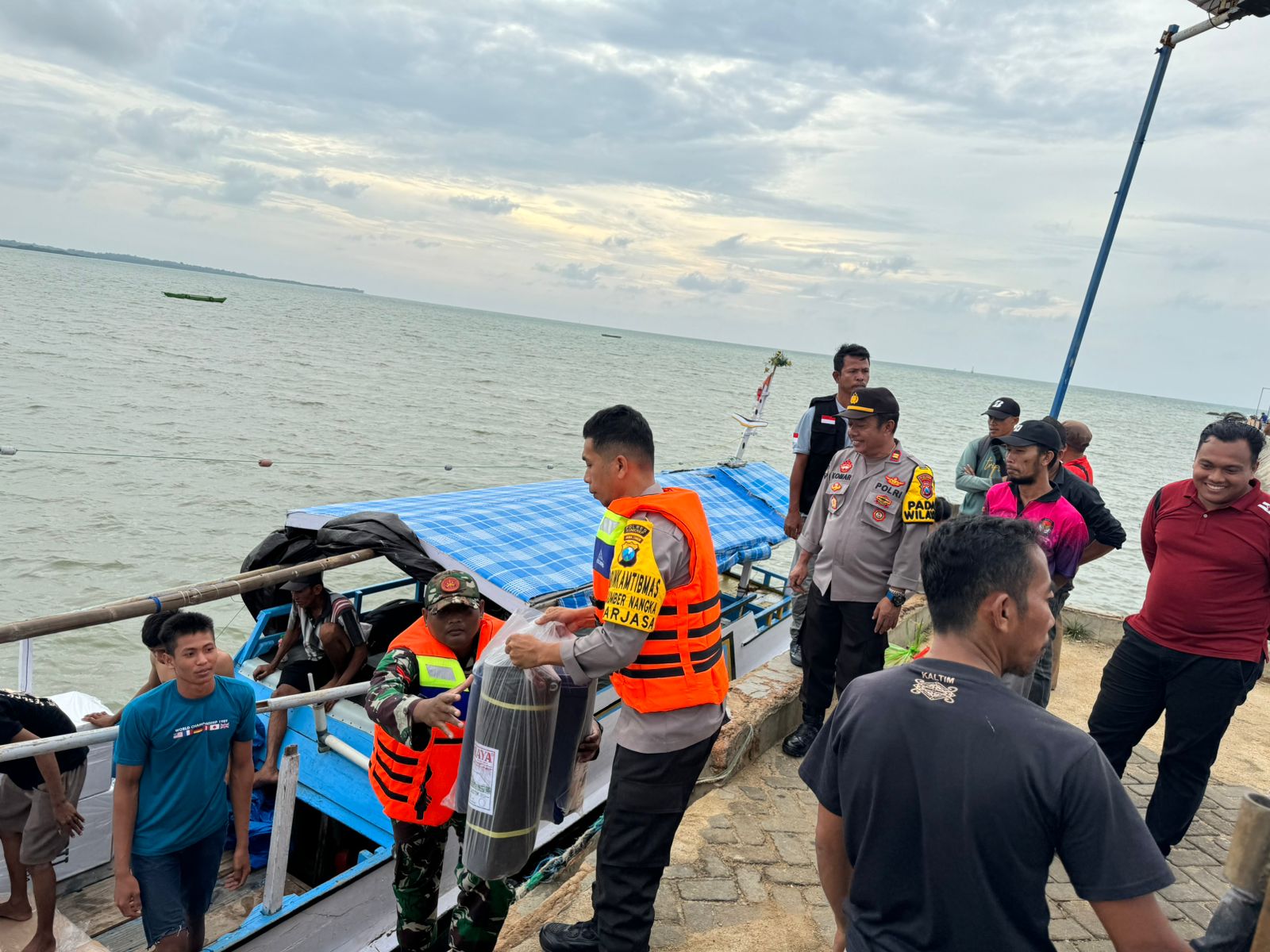 Petugas Antar Logistik Pemilu ke Desa Terpencil Kangean Sumenep Petugas Antar Logistik Pemilu ke Desa Terpencil Kangean Sumenep