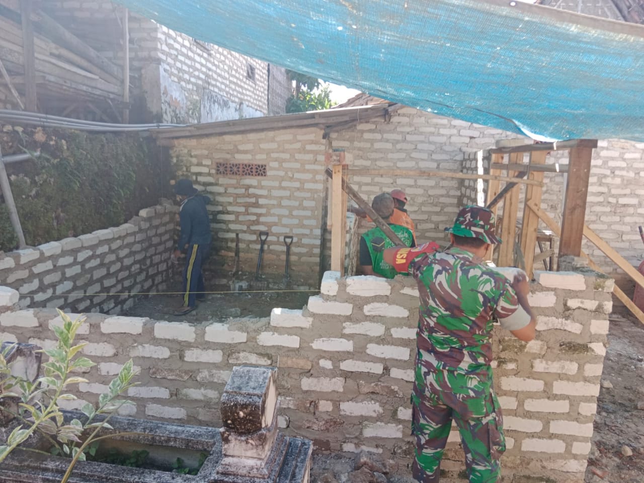 Peduli Warga Binaan, Babinsa 0827/09 Pragaan Bantu Renovasi Rumah Masyarakat Peduli Warga Binaan, Babinsa 0827/09 Pragaan Bantu Renovasi Rumah Masyarakat