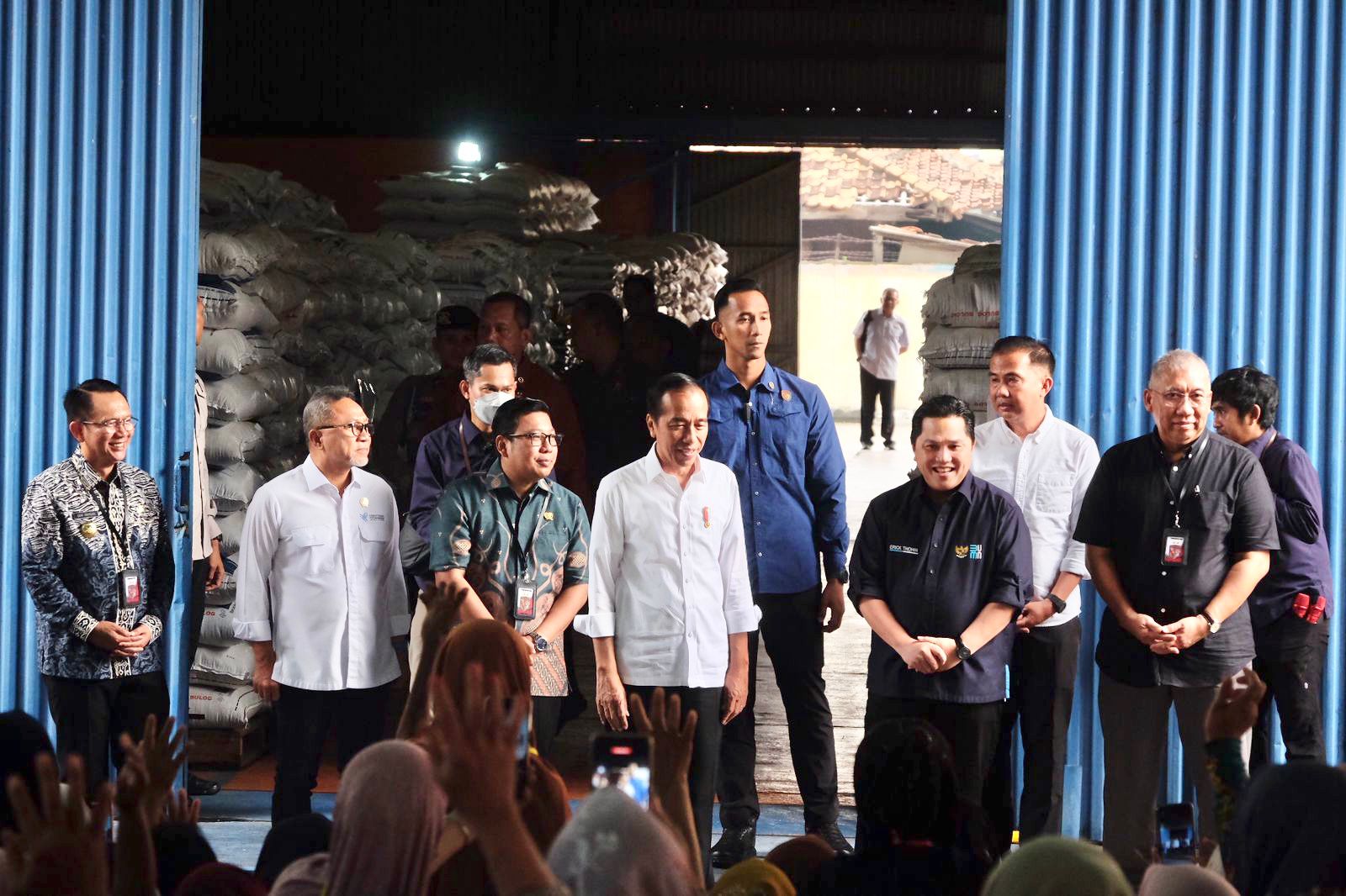 Cek Gudang Bulog Cibitung, Presiden Kembali Serahkan Bantuan Pangan Beras