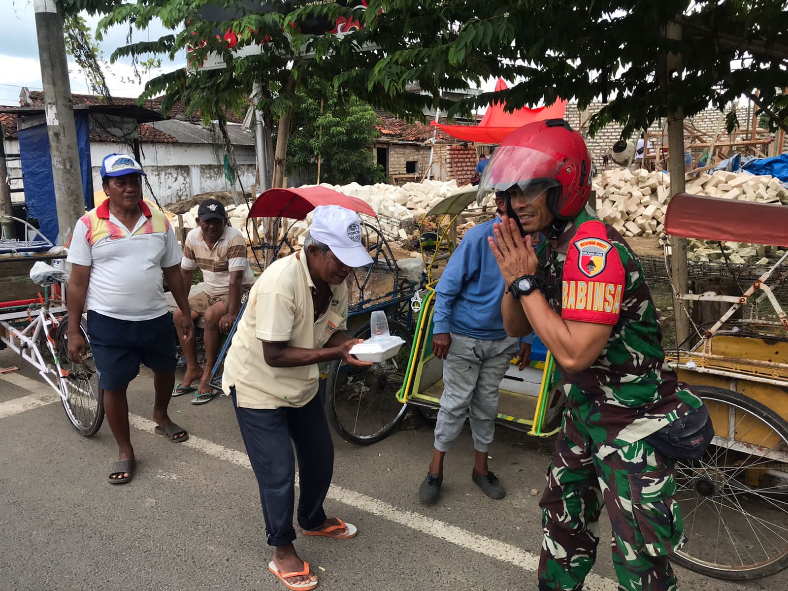Giat Jum’at Berkah, TNI Bagikan Nasi Kotak Gratis Kepada Warga Giat Jum’at Berkah, TNI Bagikan Nasi Kotak Gratis Kepada Warga