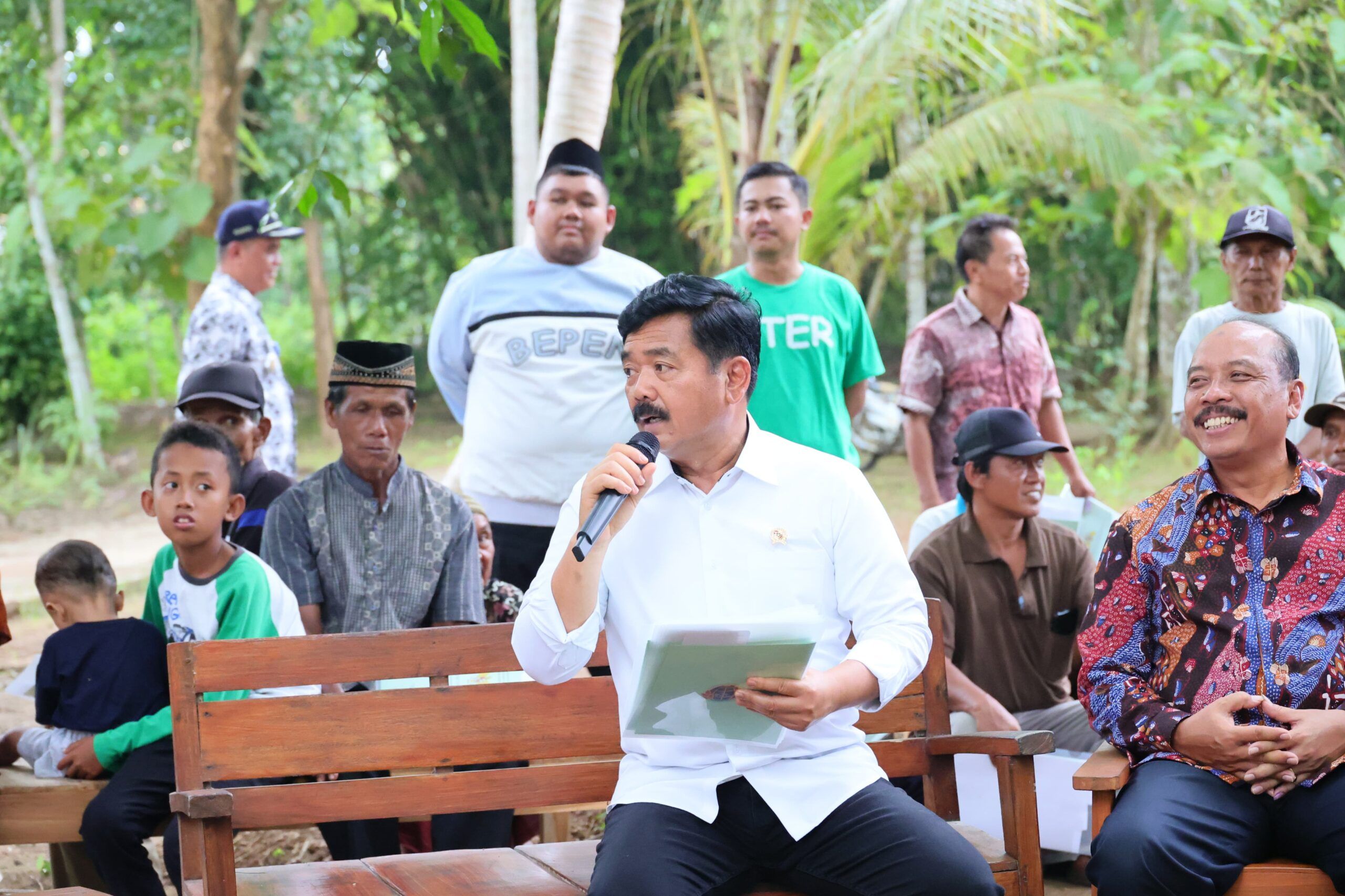 Menteri ATR/Kepala BPN Serahkan 205 Sertffikat Hasil Konsolidasi Tanah