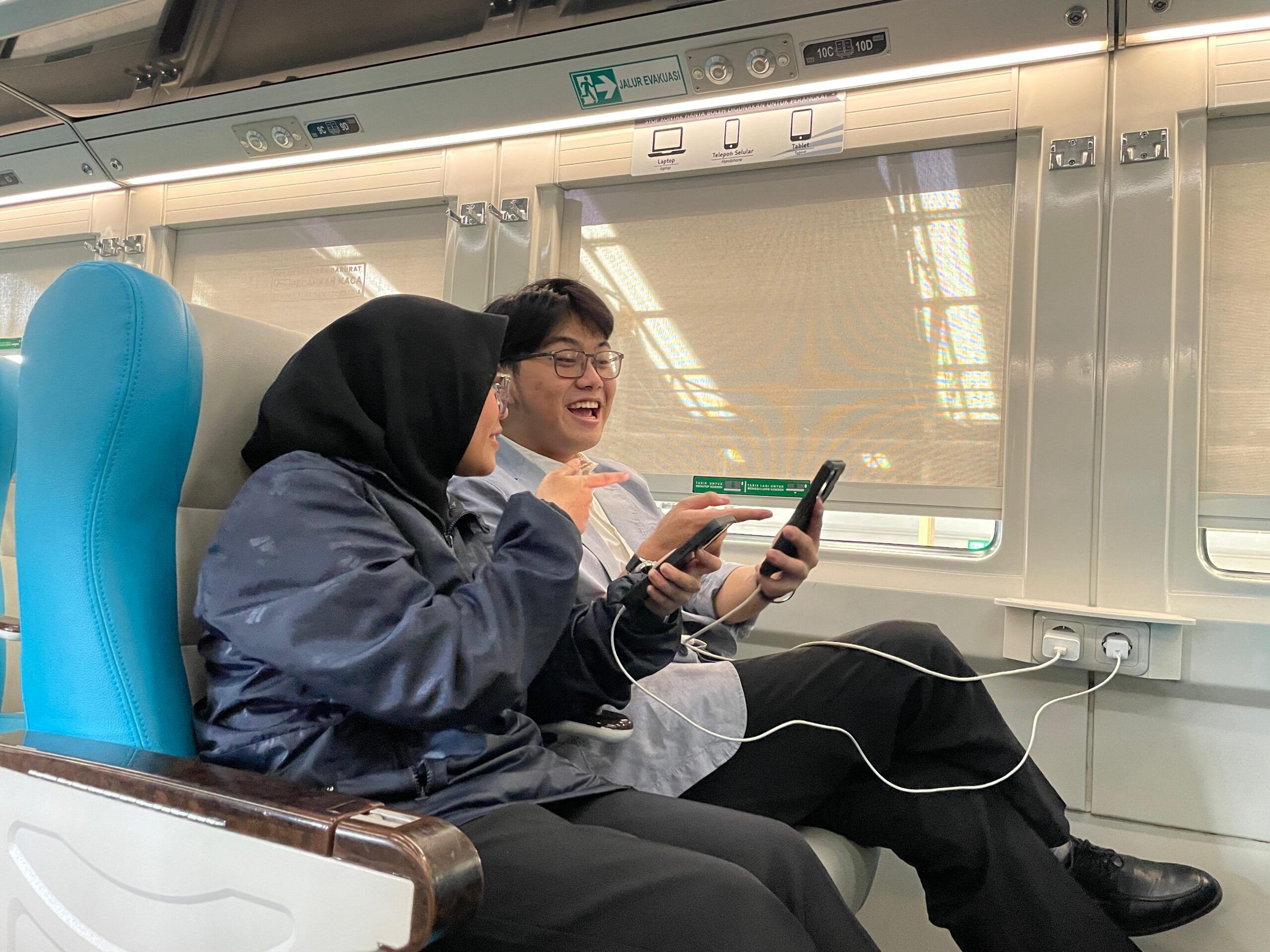 KAI Ingatkan Kembali Aturan Penggunaan Stop Kontak di Kereta Api