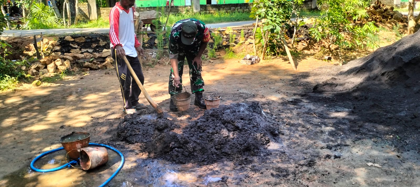 Wujud Kepedulian, TNI Bantu Warga Aduk Campuran Semen