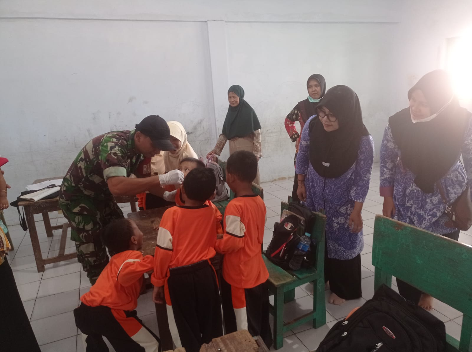 Sukseskan Program Pemerintah, Babinsa 0827/08 Ganding Bersama Nakes Laksanakan Vaksin Polio Anak