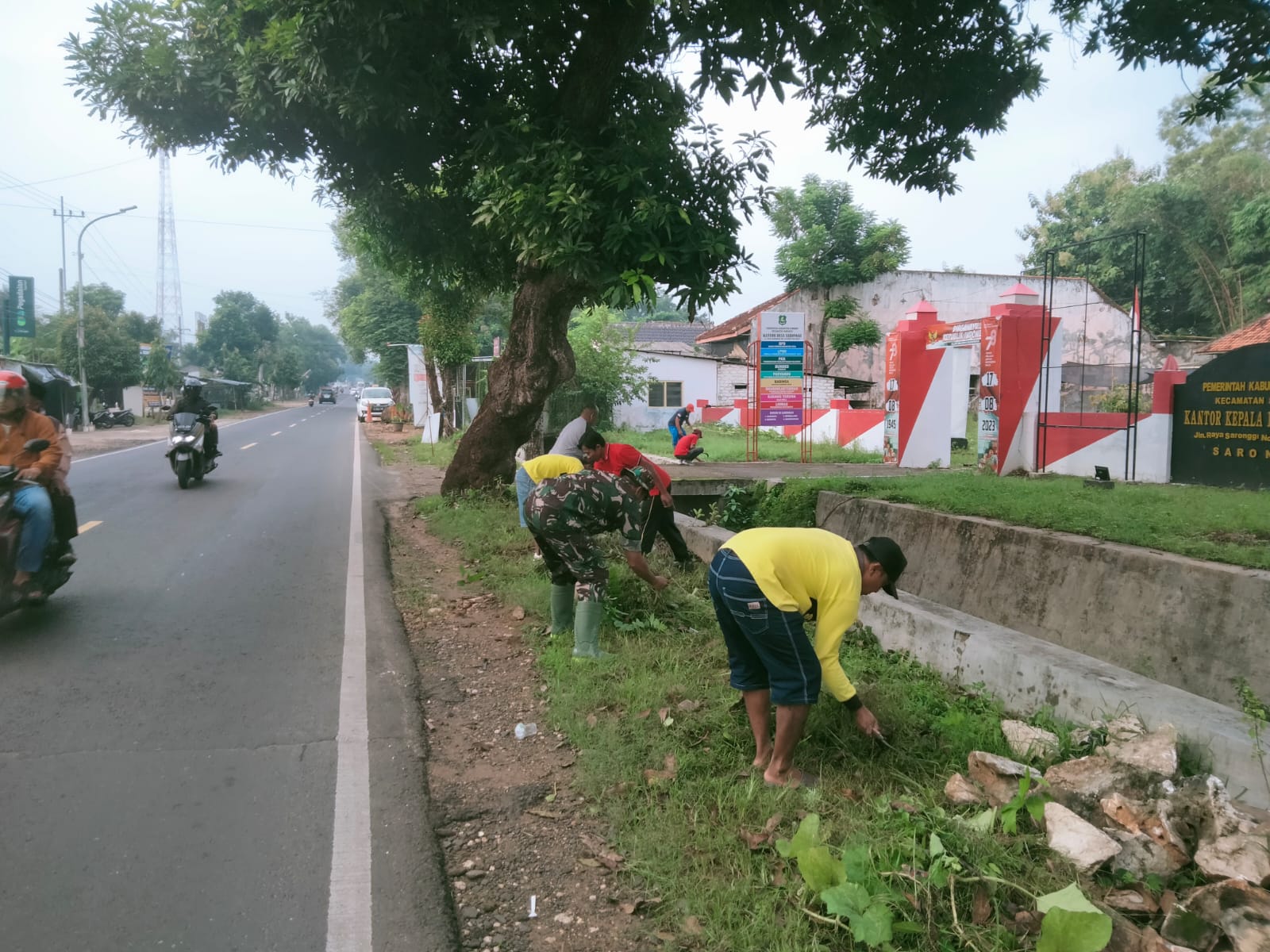 Babinsa Saronggi Bersama Warga Gotong Royong Bersihkan Bahu Jalan