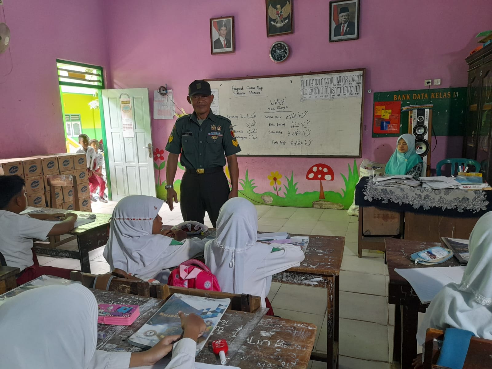 Koramil 0827/11 Pasongsongan Kerahkan Babinsa Masuk Sekolah Kenalkan Profesi TNI dan Ajarkan Belanegara