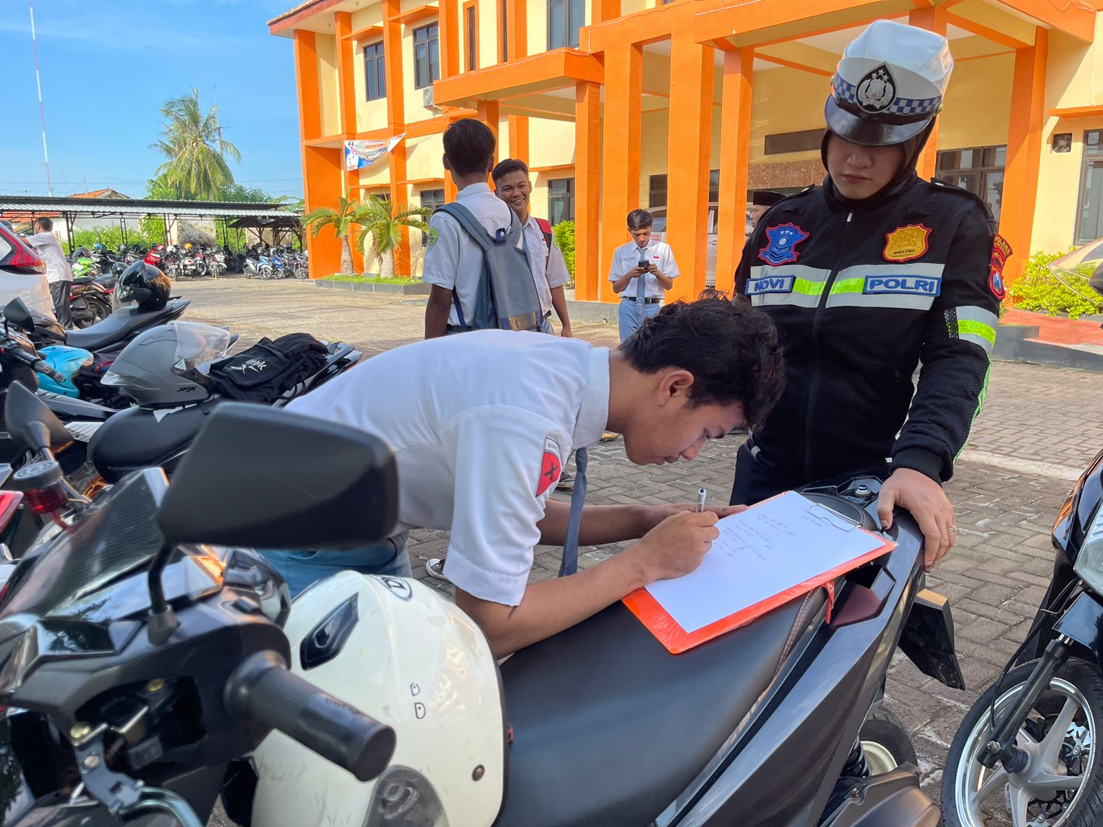 Polres Sumenep Gelar POLICE GO TO SCHOOL dan Razia Knalpot Yang Tidak Sesuai Spesifikasi