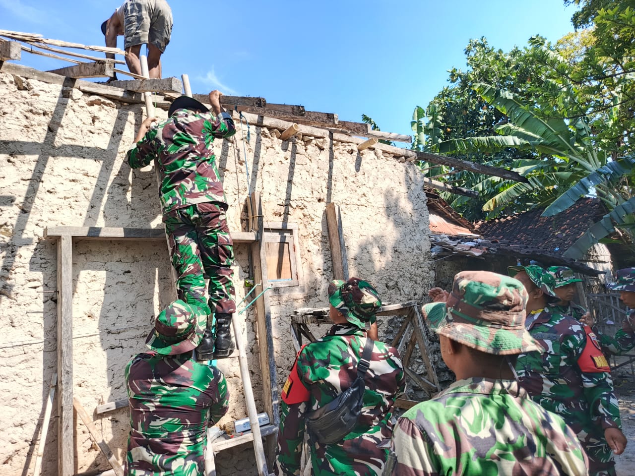 TNI dan Warga ‘Gotong Royong’ Bangkitkan Gayam: Bersihkan Puing Rumah Korban Gempa Sumenep