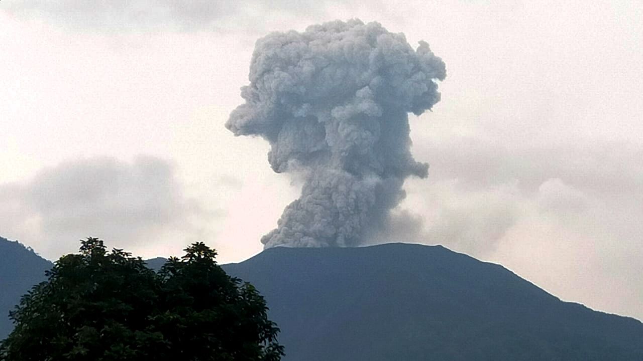 Hingga Sabtu Malam, 5 Kali Terjadi Letusan Gunung Marapi