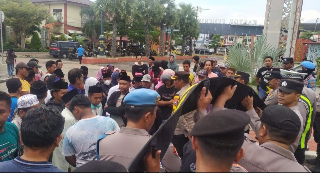Pelantikan Kades Matanair Sempat Diwarnai Aksi Penolakan Warga