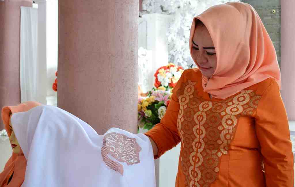 Mengintip Motif Jilbab Karawo Mengintip Motif Jilbab Karawo