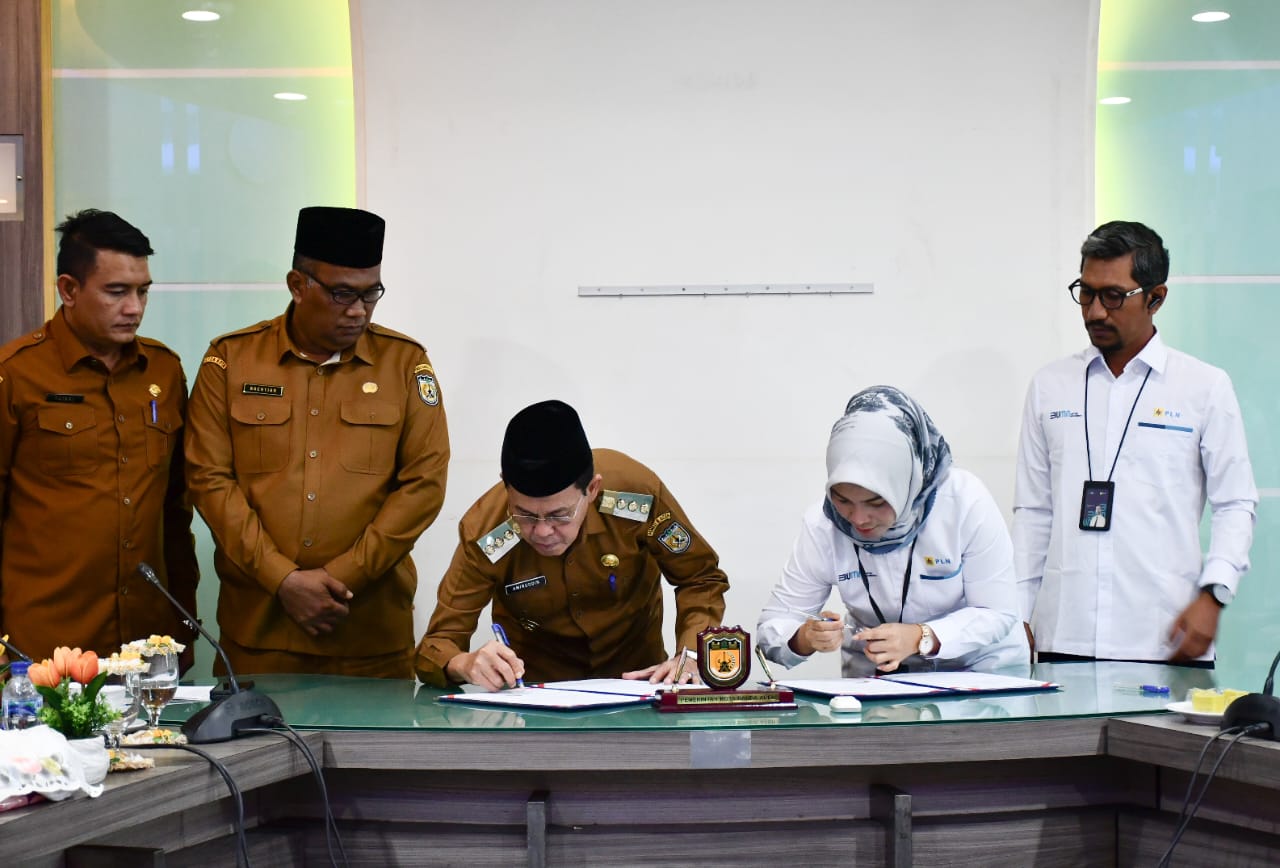 PLN dan Pemko Banda Aceh Teken Kerjasama Pajak PJU untuk Tenaga Listrik