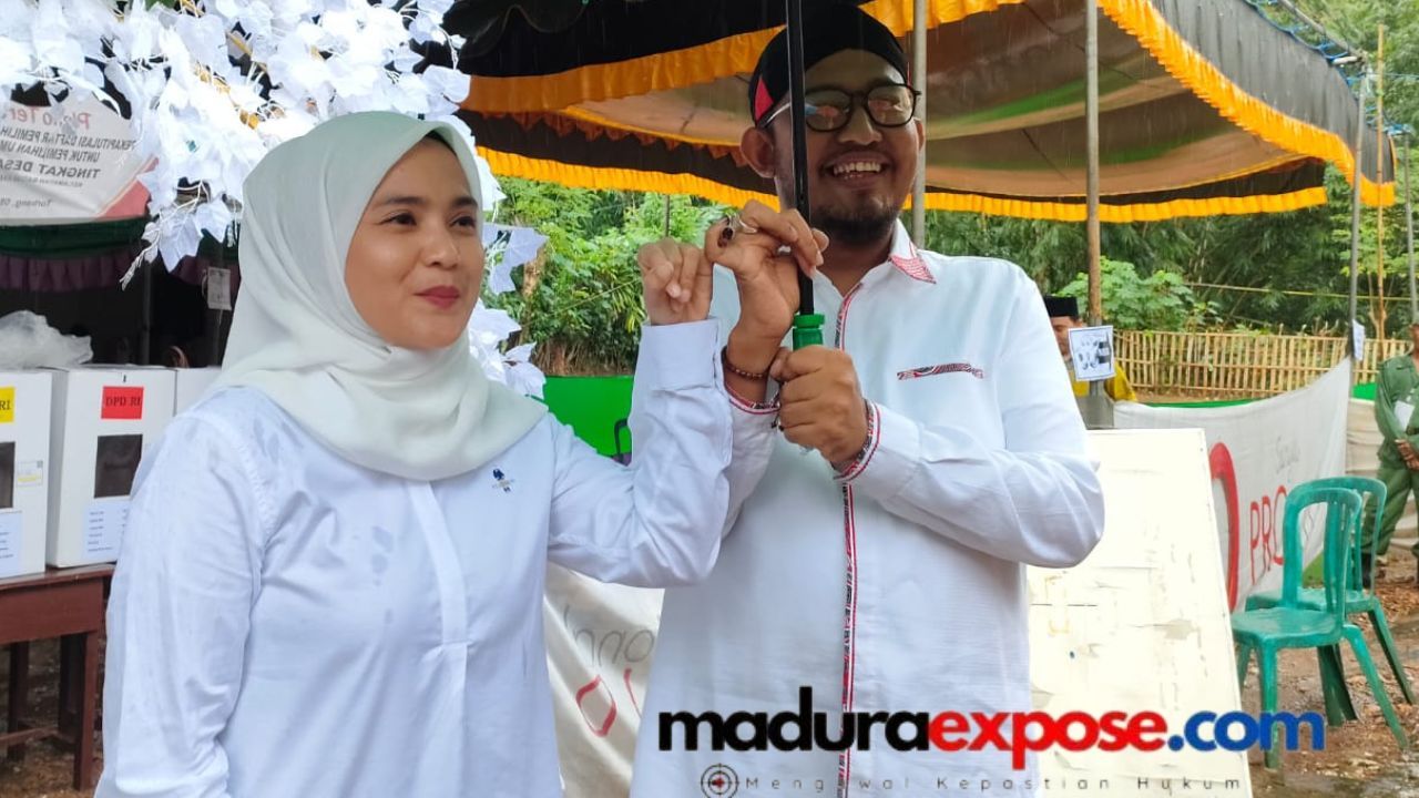 Bupati Fauzi Nyoblos Ditengah Guyuran Hujan, Bagian Depan Baju Nia Tampak Basah