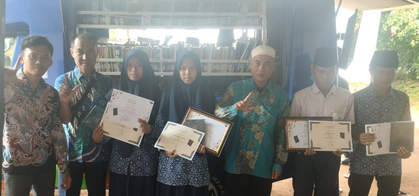‘Lilin’ yang Menyulut Cahaya di Karangnangka: Madah Kasih Siswa MTs Darussalam untuk Sang Guru