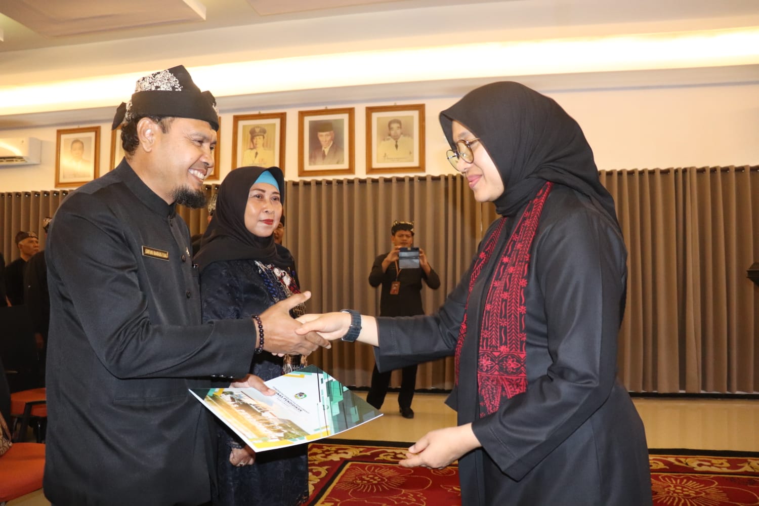 Bupati Ipuk Lantik 55 Kepala SD dan SMP se-Banyuwangi