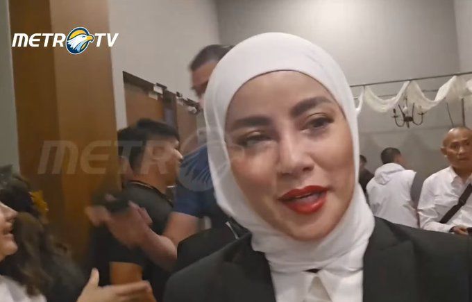 Olla Ramlan Terpaksa Pakai Sandal Jepit Menuju Lokasi JIS,Loh?