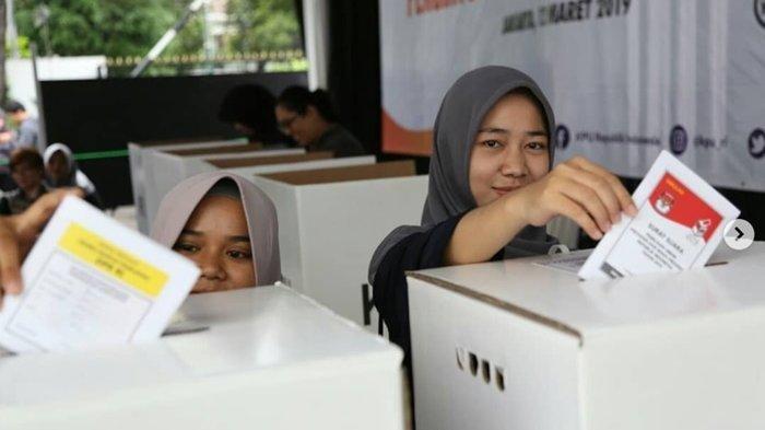 Mendung Sejak Pagi, Warga Sumenep Tetap Antusias Menuju TPS