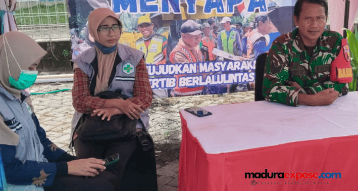 Hadirkan Senyum dan Rasa Aman, Babinsa Guluk-Guluk Jaga Kelancaran Mudik Nataru di Terminal Wiraraja