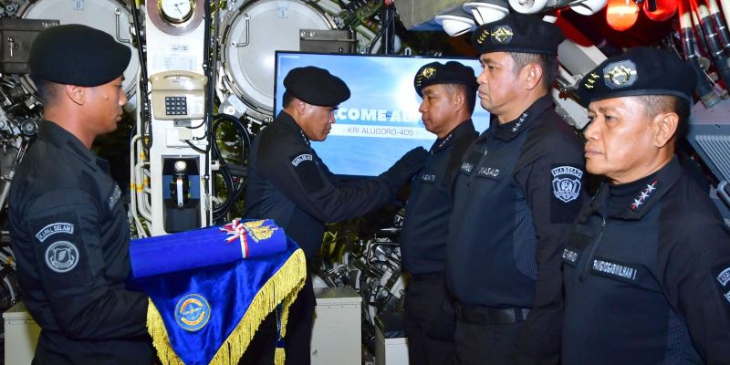 Jenderal Agus Subiyanto Terima Brevet Hiu Kencana dari Laksamana Muhammad Ali