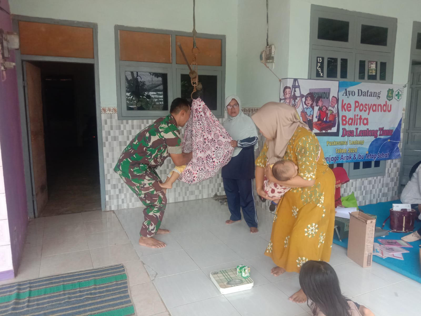 Bentuk Kepedulian Kesehatan Balita Babinsa Koramil 05/Lenteng Dampingi Kegiatan Posyandu