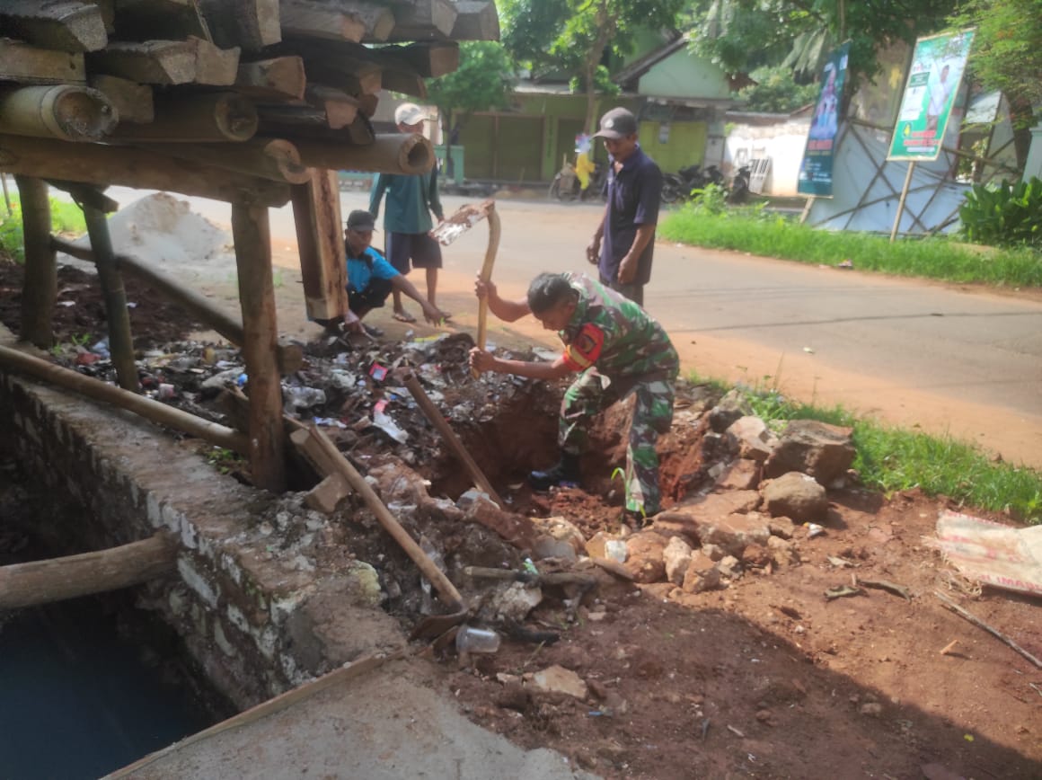 Ciptakan Lingkungan Bersih, Babinsa Bantu Warga Buat Tempat Sampah