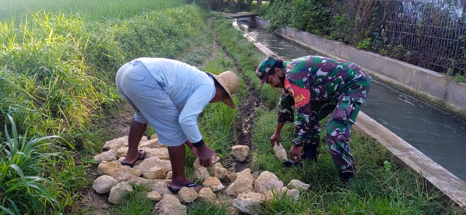 TNI Ajak Warga Kerja Bakti Perbaiki Jalan Desa Yang Rusak