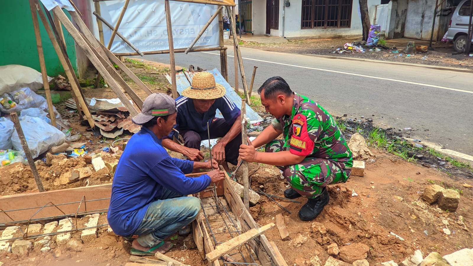 Bantu Bangun Rumah Warga Binaan, Wujud Kepedulian Babinsa Koramil 13/Rubaru