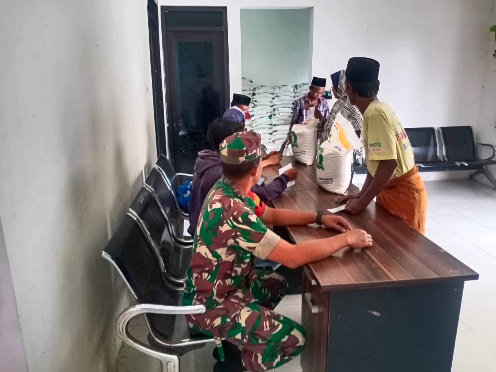 Babinsa Lakukan Pendampingan Pembagian Beras Bulog Di Masyarakat