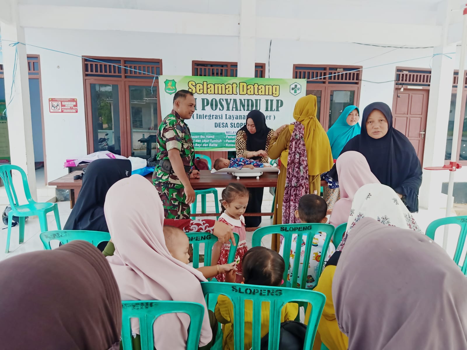 Wujudkan Balita Sehat, Babinsa Slopeng Dampingi Petugas Berikan Layanan Posyandu