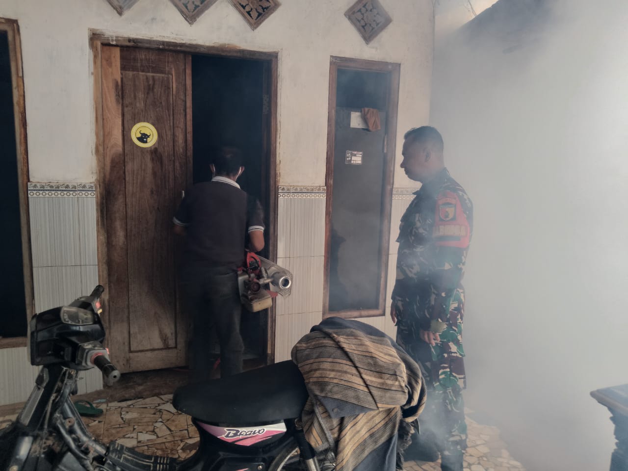 Peduli Kesehatan Warga, Babinsa Dasuk Dampingi Petugas Puskesmas Laksanakan Fogging