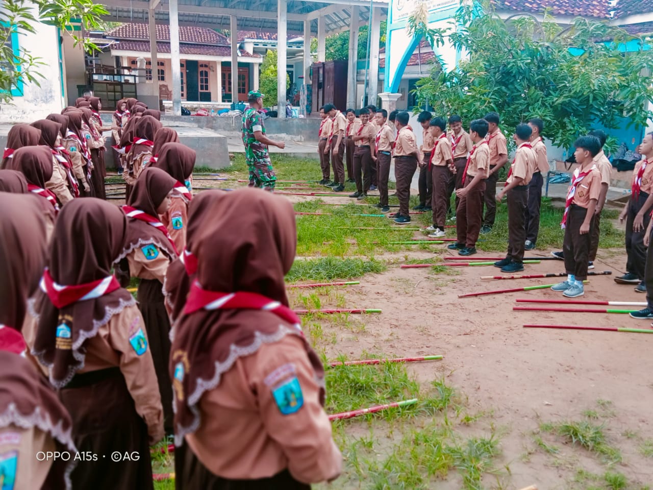 Babinsa Koramil 0827/14 Batang Batang Berikan Pembinaan Anak Pramuka di SMP Al Gazali
