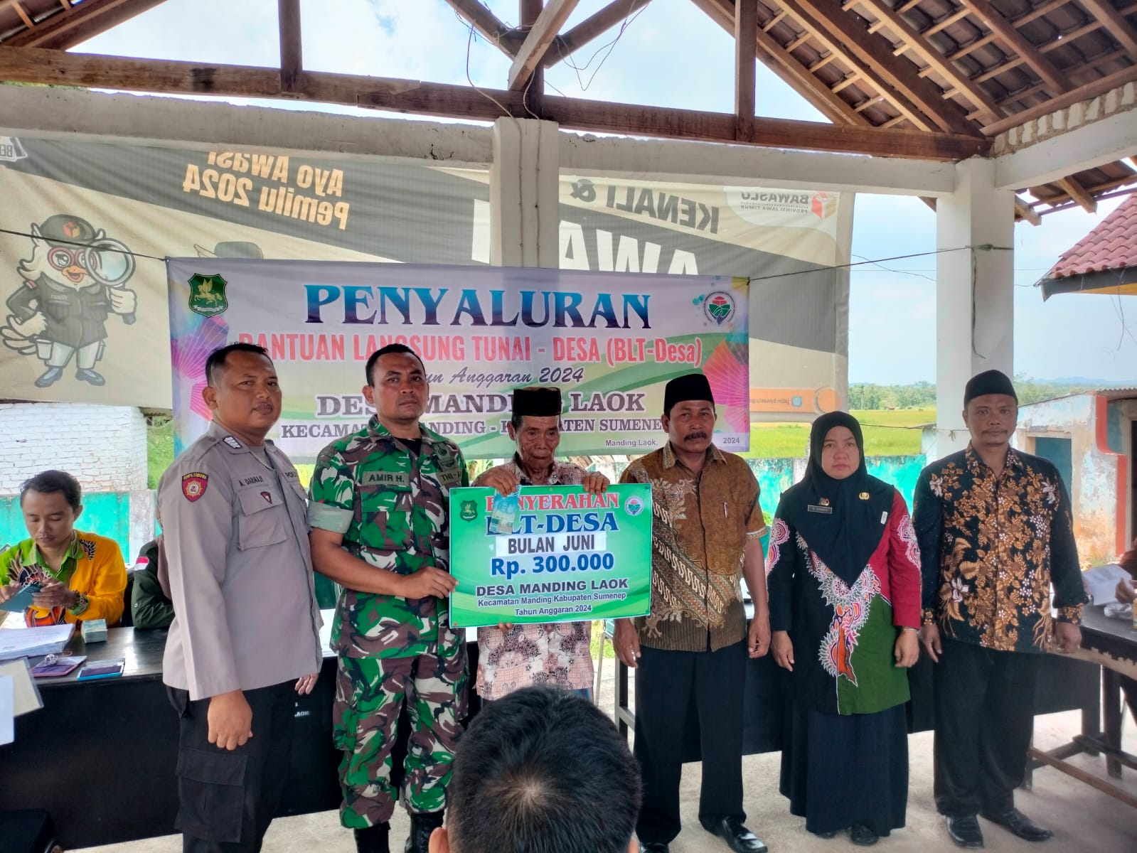 Babinsa Manding Ikut Serta Dampingi Penyaluran BLT-DD