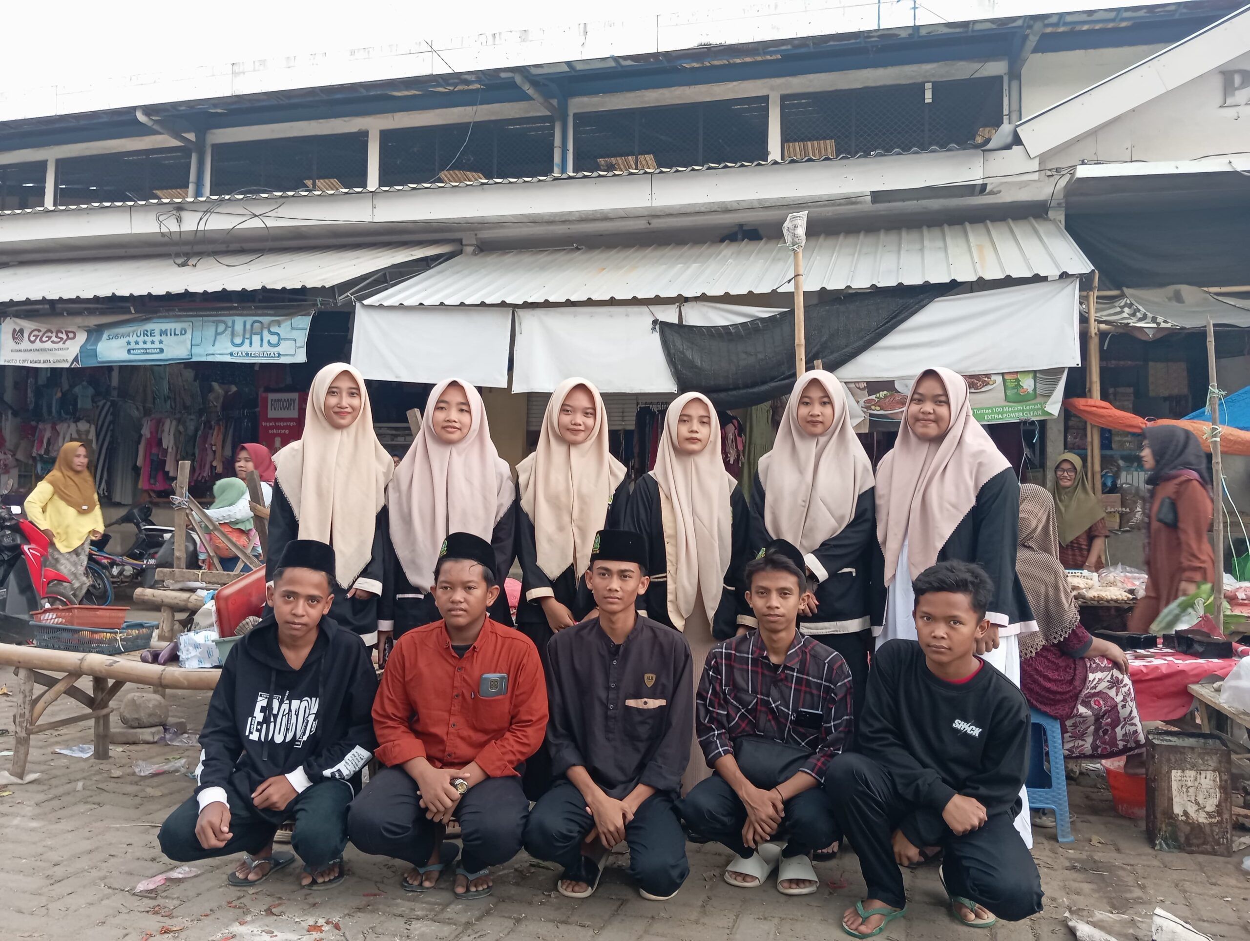 OSIS MA Raudlatul Iman Bagi-Bagi Takjil Ramadhan di Pasar Ganding
