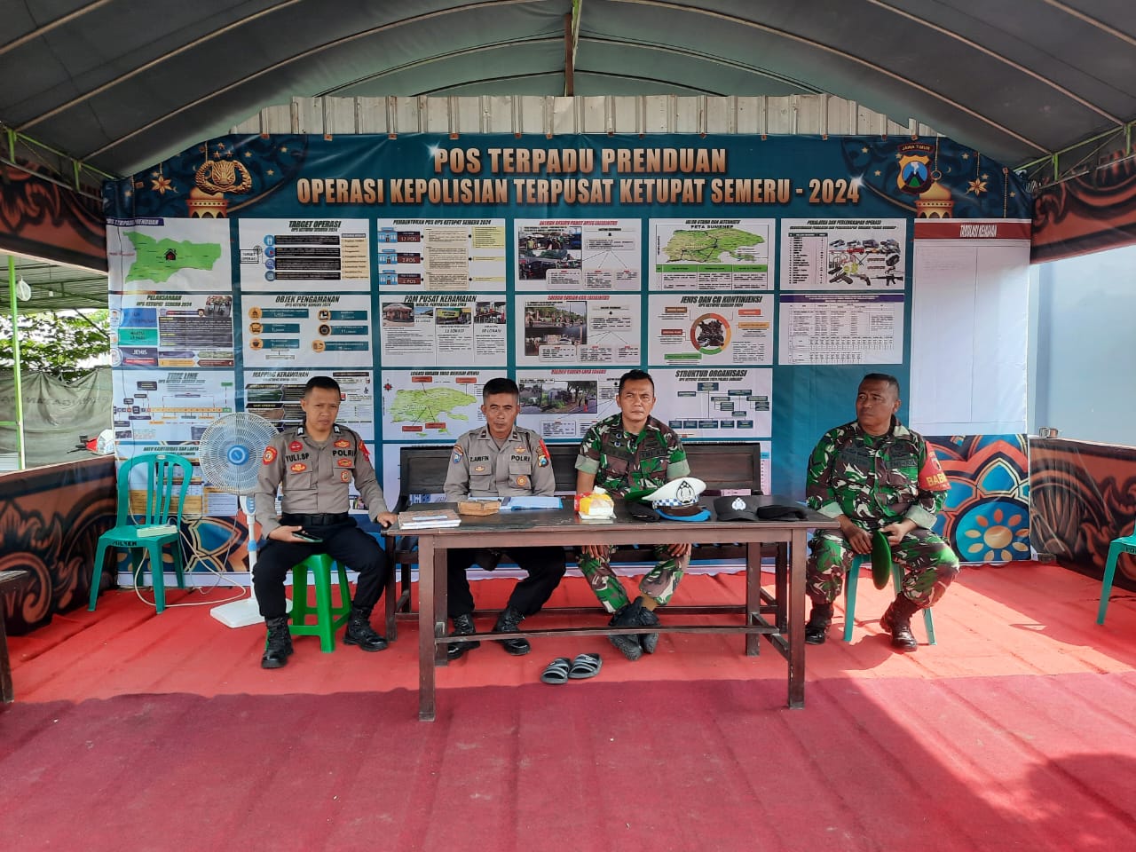 Personel TNI-Polri Pantau Arus Mudik Lebaran 2024 di Jalan Raya Perenduan