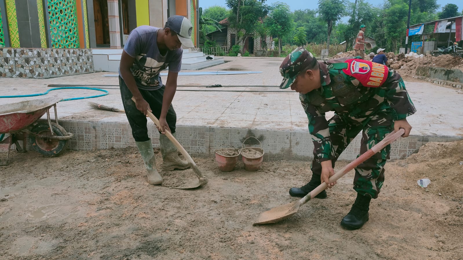 Bantu Aduk Campuran Semen, Bentuk Kepedulian TNI Ringankan Beban Warga Nonggunong