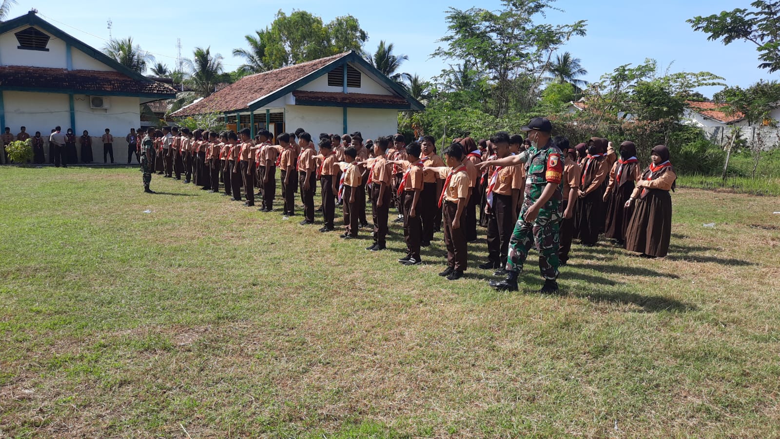 Disiplin Sejak Dini, Babinsa Latihkan PBB Di Sekolah