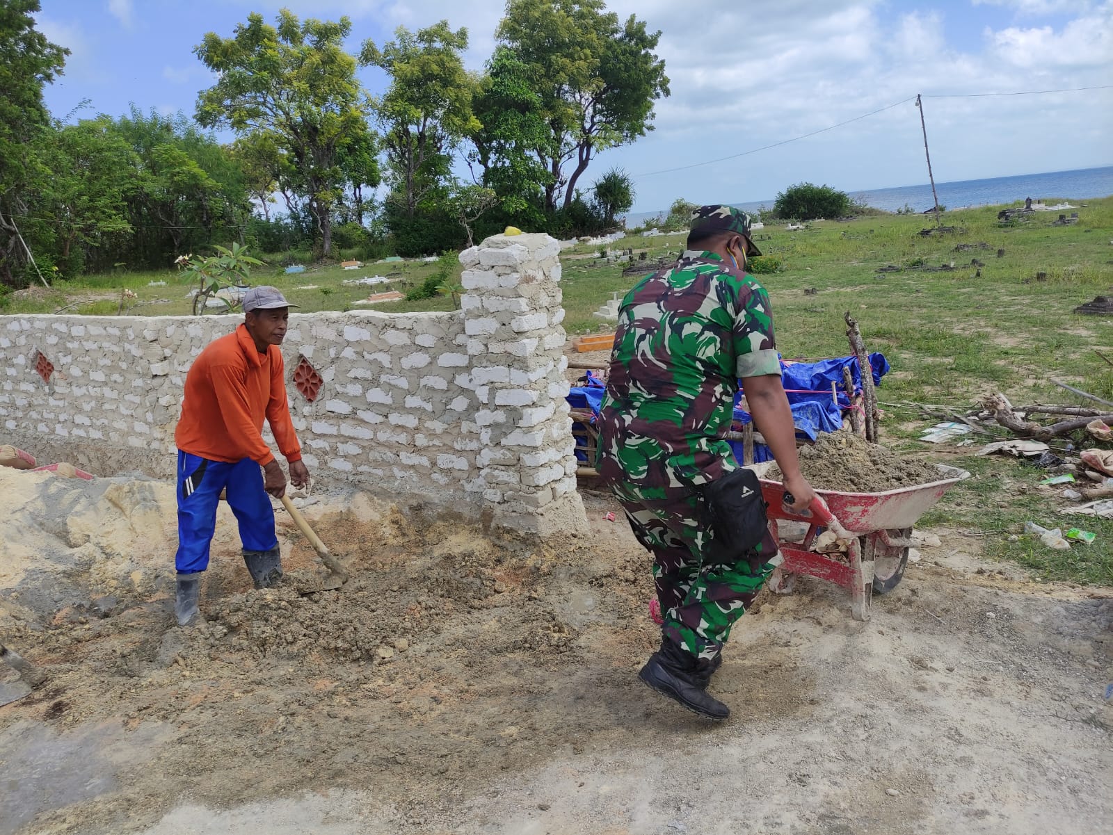 Babinsa Sapudi Bantu Warga Binaan Pembuatan Pagar TPU