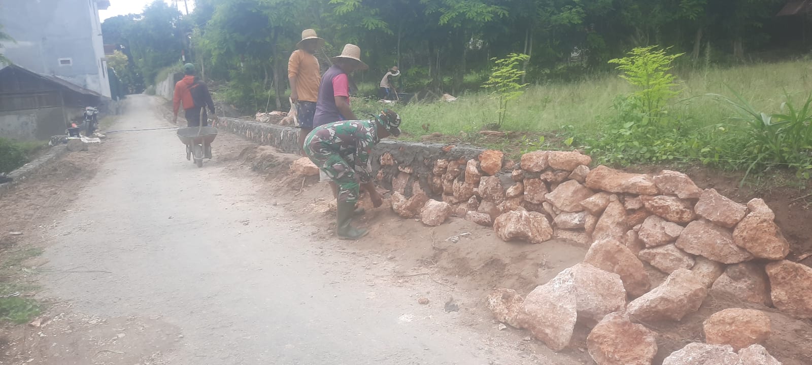Babinsa Bungbungan Bersama WargaKerja Bakti Pembuatan Tanggul Penahan Jalan