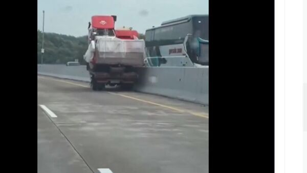 Detik-detik Truk Meluncur Tanpa Sopir, Ini Videonya!