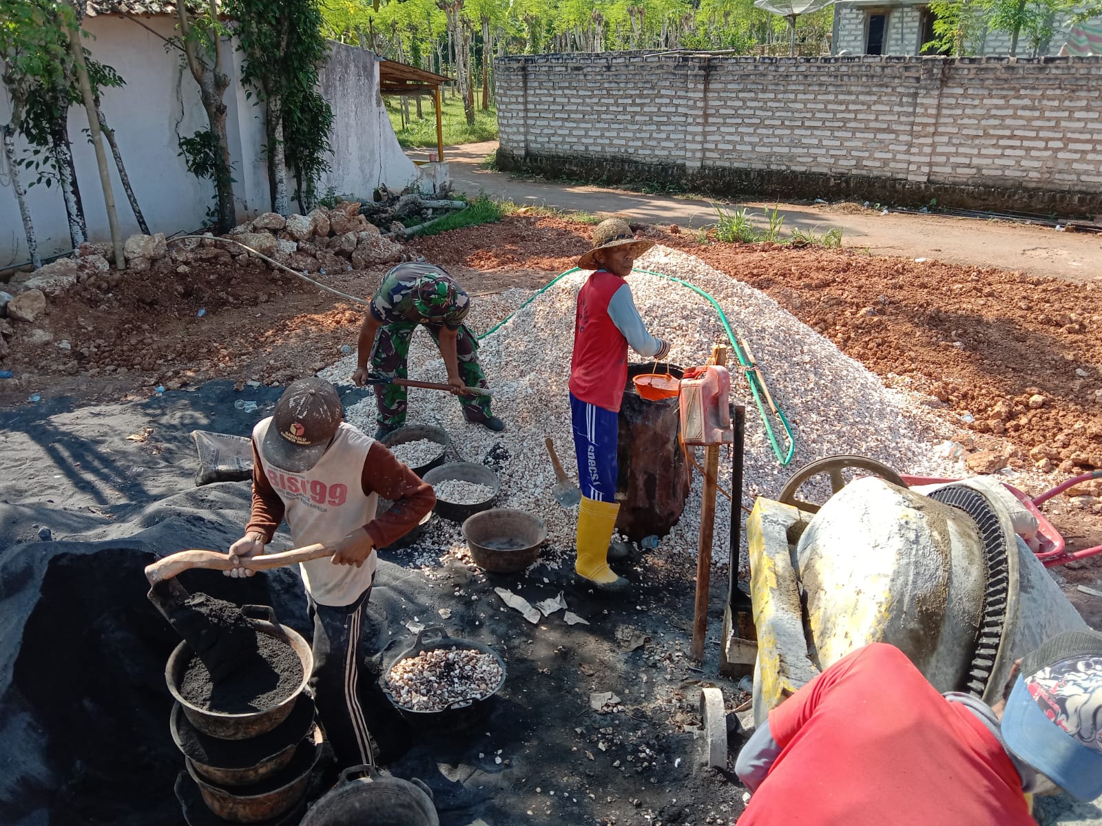 Penuh Semangat, Babinsa Bantu Warga Binaan Bangun Rumah