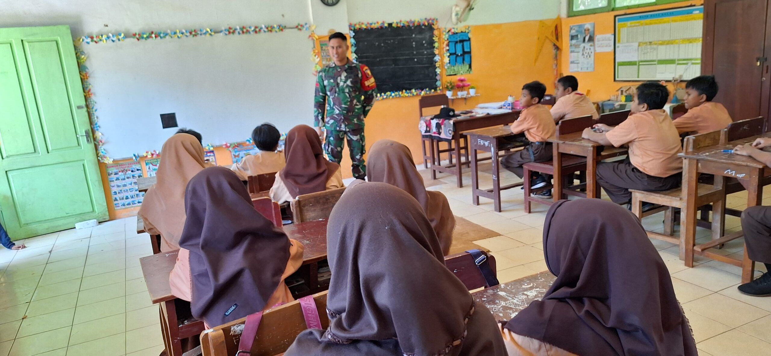 Babinsa Masuk Sekolah, Ini yang Disampekan Praka  Rozi kepada Murid di Sekolah