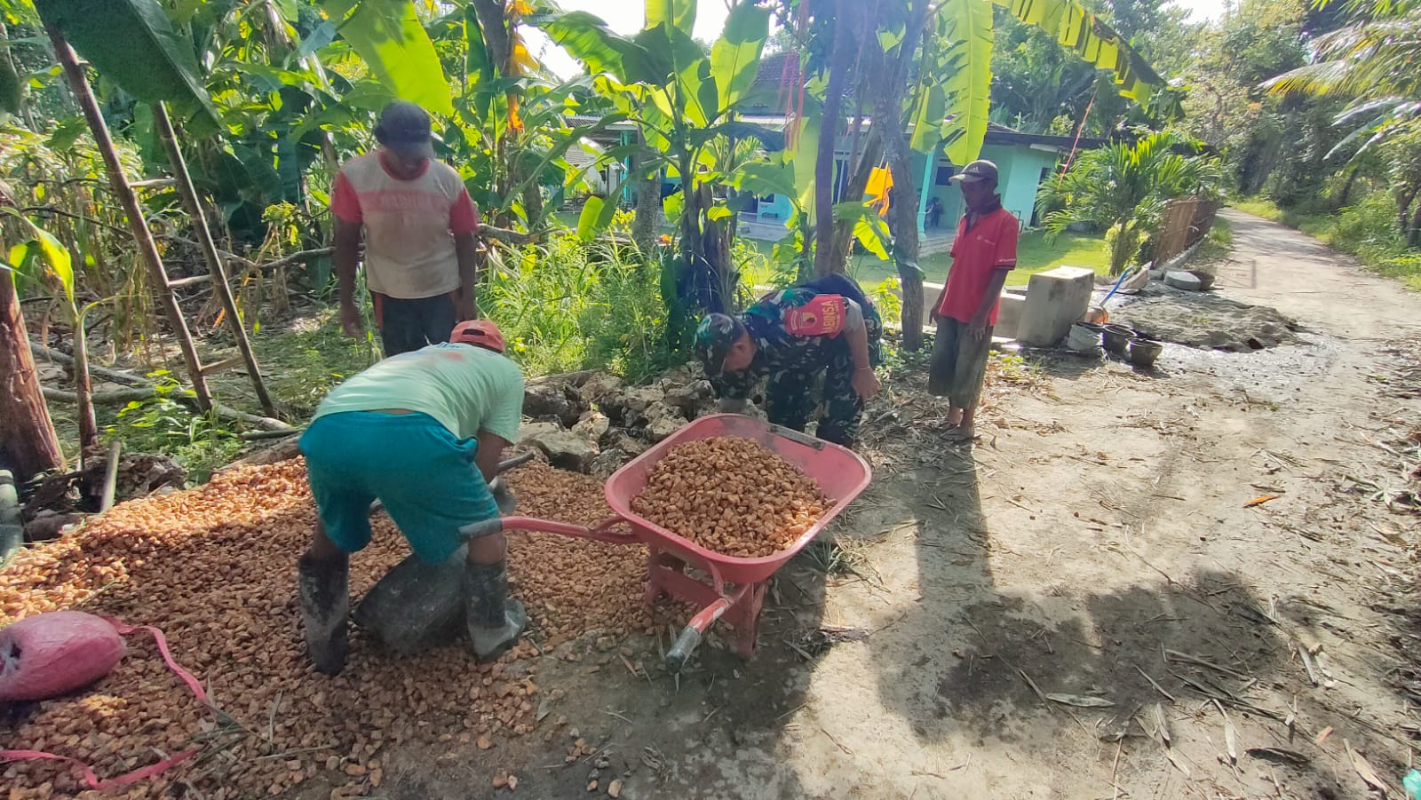 Membangun Desa Bersama Warga, Babinsa Bantu Kerja Bakti Pengecoran Jalan