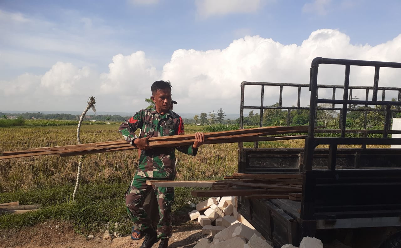 Kepedulian Kopka Suryadi Membantu Renovasi Dapur Warga Benaresep