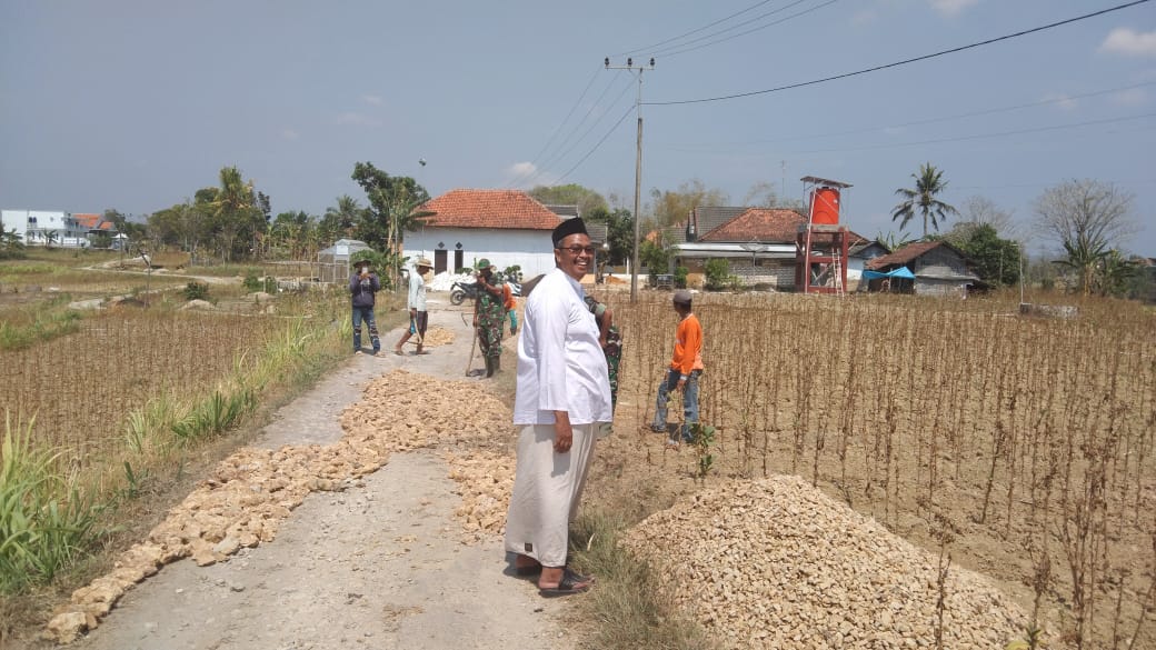 TNI Ajak Warga Gotong Royong Timbun Jalan Berlubang