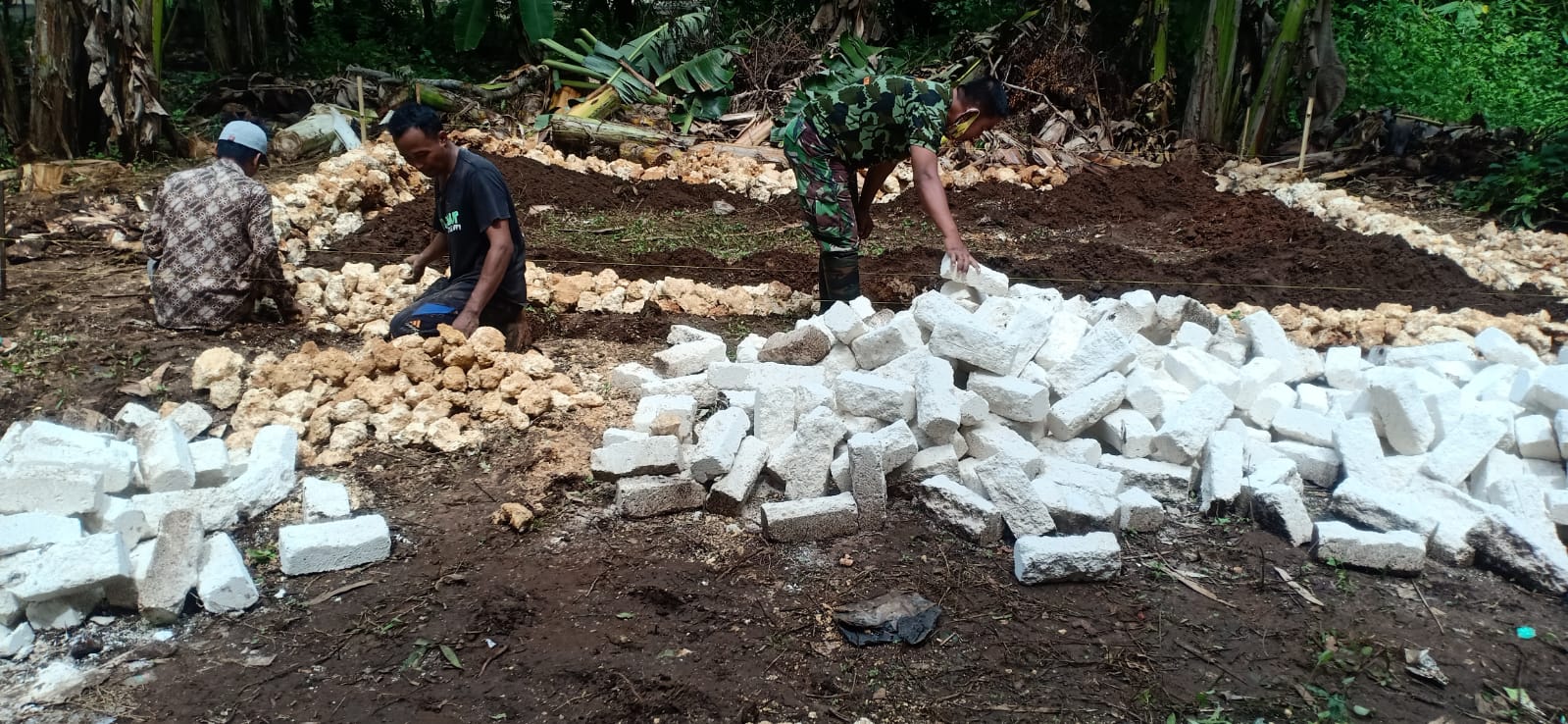 Kebersamaan Babinsa Bersama Masyarakat, Gotong Royong Bangun Rumah Warga